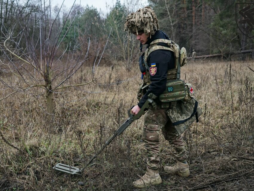 В Україні почали видавати ваучери на навчання саперів