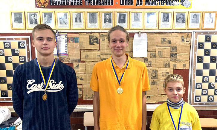 Добриня Савінський і Віра Попруга – чемпіони Кам`янського серед шашкістів до 26 років