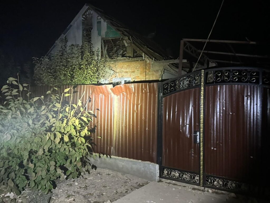 Вчора ввечері та вночі ворог обстріляв один з районів на Дніпропетровщині - ФОТО