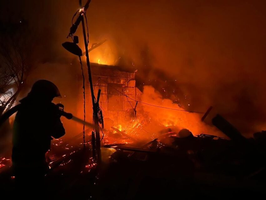 Вчора ввечері та вночі ворог обстріляв один з районів на Дніпропетровщині