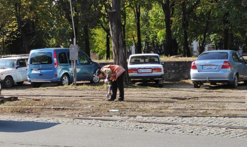 Транспортники Кам'янського наводять лад на підпорядкованій території - ФОТО