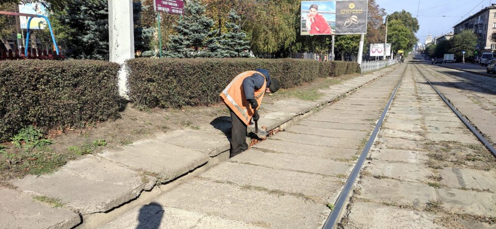 Транспортники Кам'янського наводять лад на підпорядкованій території - ФОТО