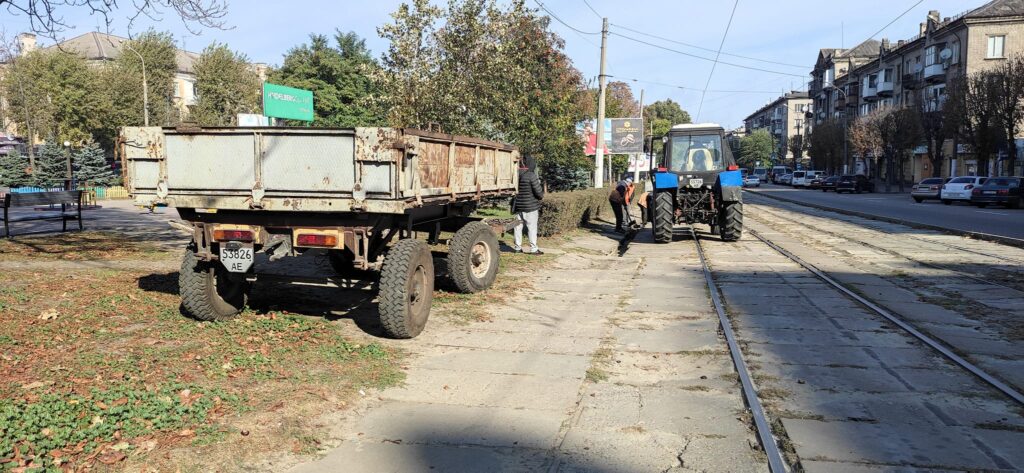 Транспортники Кам'янського наводять лад на підпорядкованій території - ФОТО