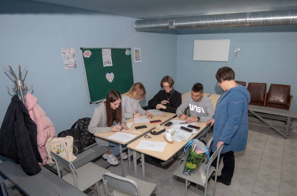 В Кам'янському тривають роботи з облаштування укриттів у навчальних закладах міста - ФОТО