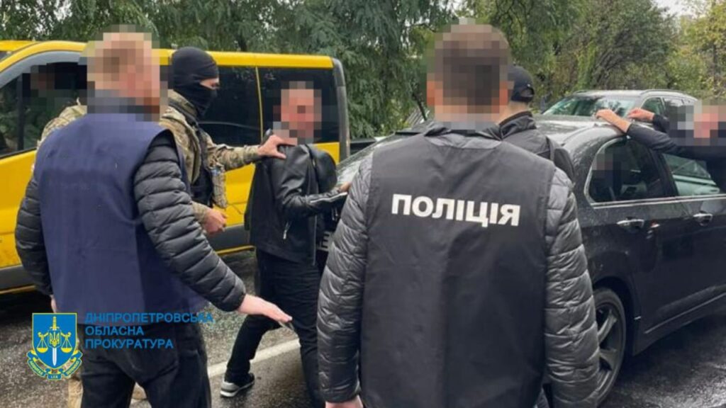 На Дніпропетровщині двох чоловіків затримали за вимагання понад 10 тис. доларів в батька загиблого військового - ФОТО