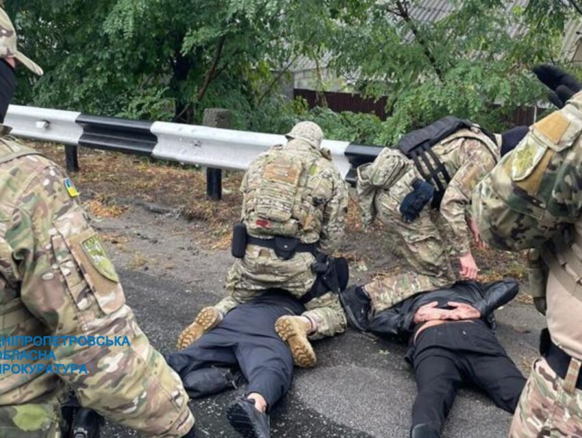 На Дніпропетровщині двох чоловіків затримали за вимагання понад 10 тис. доларів в батька загиблого військового