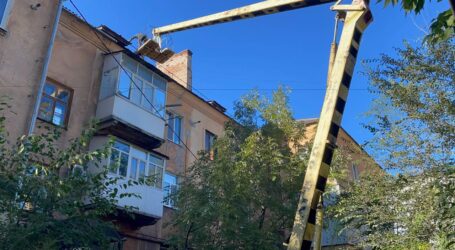 В Кам’янському комунальники продовжують проводити планові ремонти у будинках