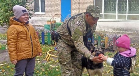 Як службова вівчарка Харді до малечі у гості ходила