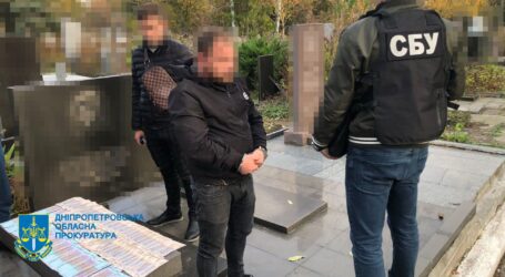 У Дніпрі директор кладовища вимагав за місце для поховання майже у десять разів більше офіційної ціни