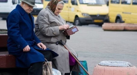 Пенсії та зарплати бюджетникам в наступному році платитимуть вчасно: голова уряду зробив заяву