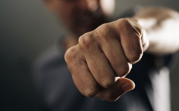 В Кам’янському районі чоловік забив до смерті 21-річну дівчину та залишив тіло на узбіччі дороги