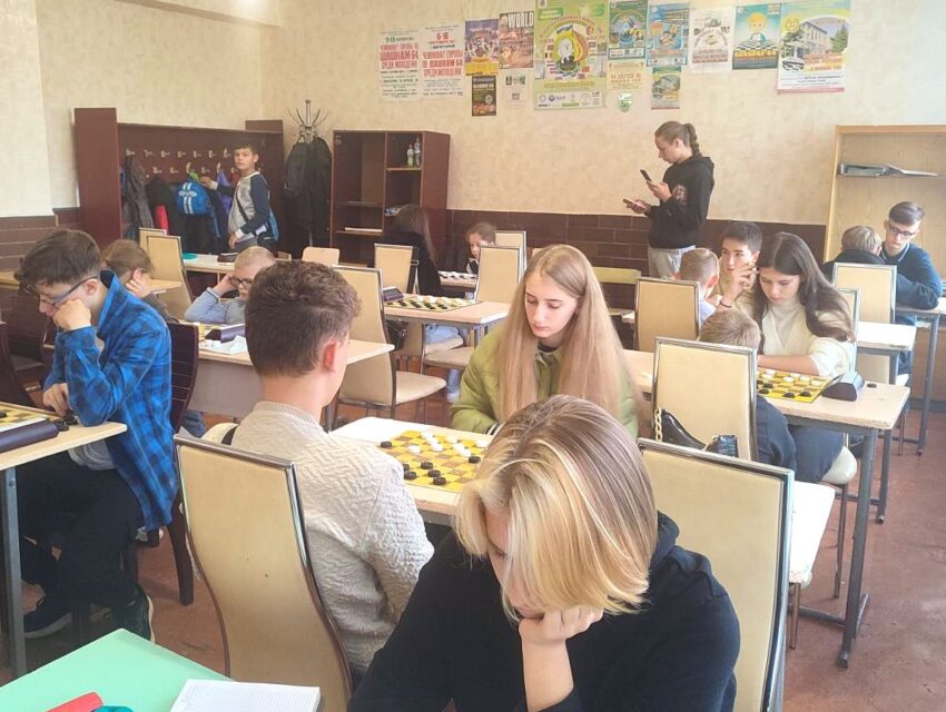 Анастасія Губарєва та Андрій Блоха перемогли на юніорському турнірі з шашок в Кам’янському