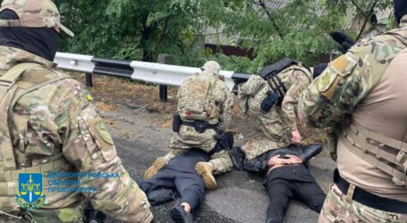 На Дніпропетровщині двох чоловіків затримали за вимагання понад 10 тис. доларів в батька загиблого військового