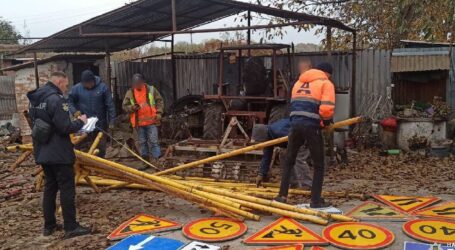 На Дніпропетровщині крадій-винахідник будував теплицю на своєму городі з опор дорожніх знаків
