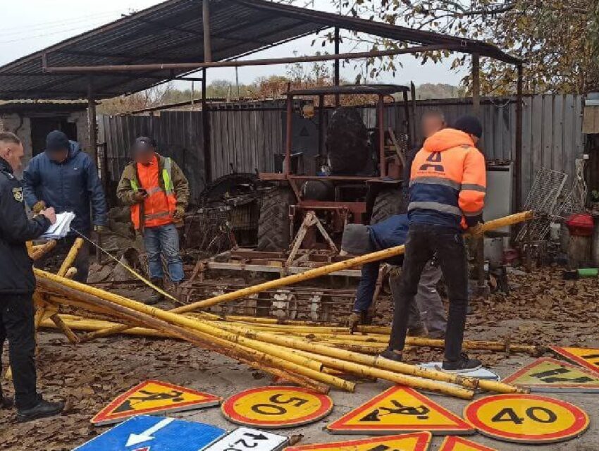 На Дніпропетровщині крадій-винахідник будував теплицю на своєму городі з опор дорожніх знаків