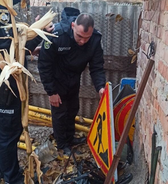 На Дніпропетровщині крадій-винахідник будував теплицю на своєму городі з опор дорожніх знаків - ФОТО