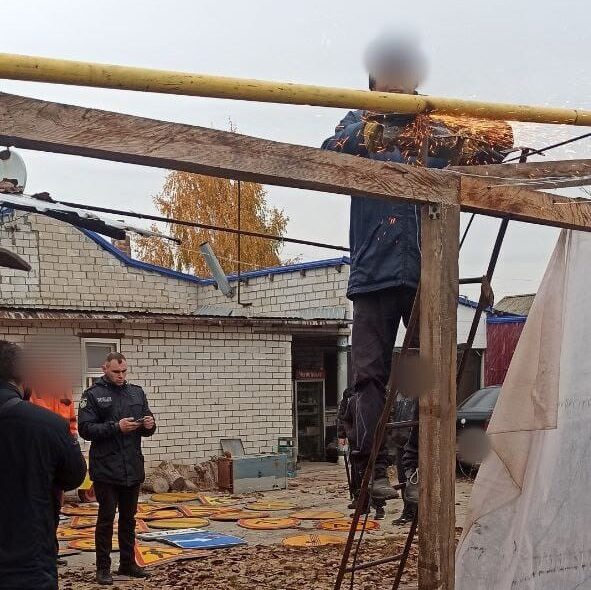 На Дніпропетровщині крадій-винахідник будував теплицю на своєму городі з опор дорожніх знаків - ФОТО