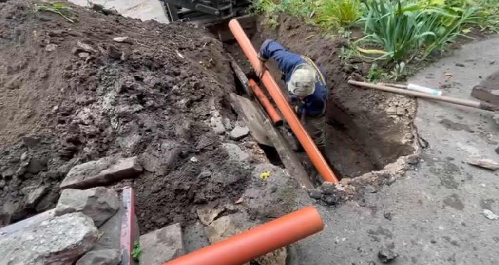 В Кам'янському комунальники продовжують проводити ремонти за заявками мешканців будинків - ФОТО