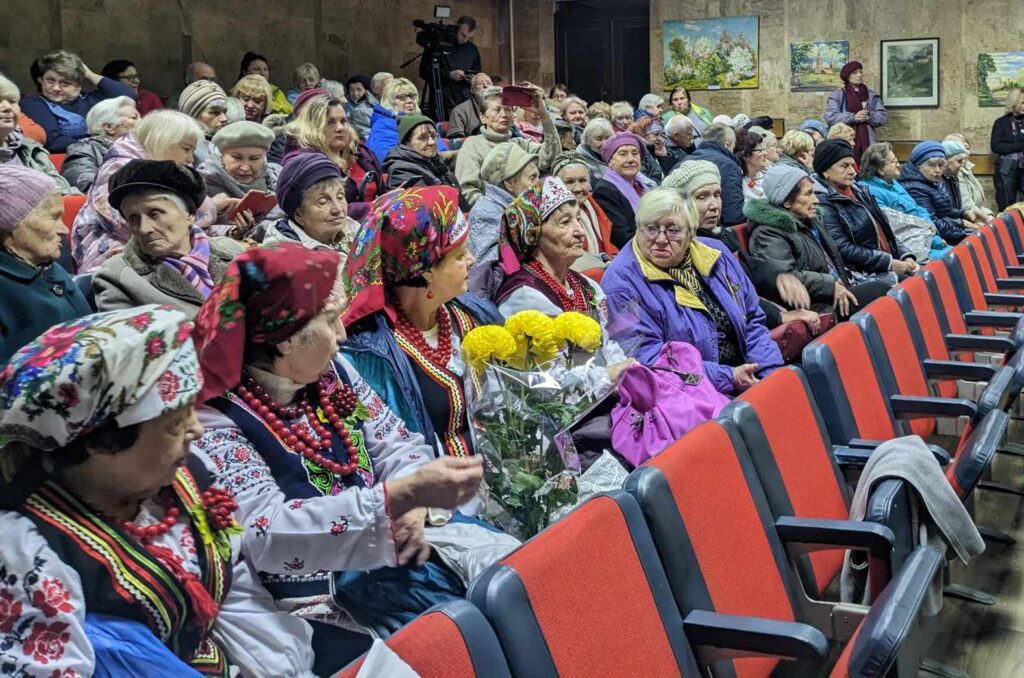 Відомий в Кам'янському хор «Журавка» відсвяткував своє 30-річчя - ФОТО