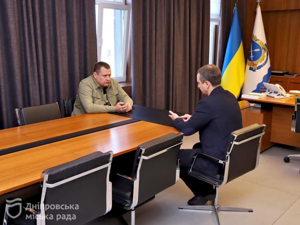 Не тільки на уроках, а й на перервах та між собою: освітян просять спілкуватися українською у робочий час - ФОТО