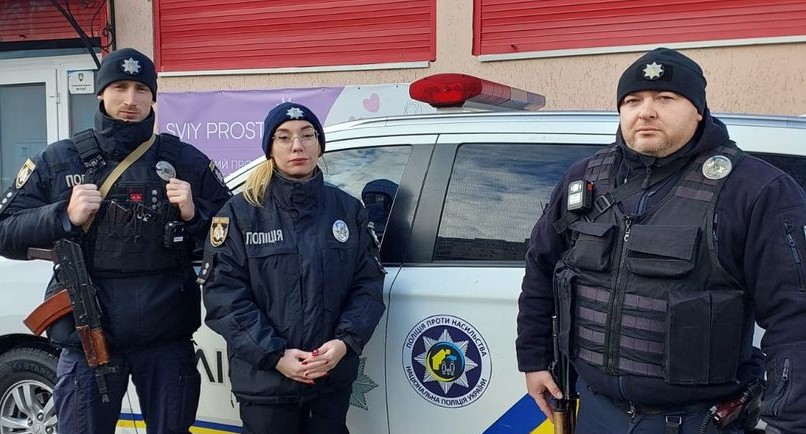 Хотіла стрибнути з даху 14-поверхівки: в Кам'янському поліційна змогла запобігти самогубству дитини - ФОТО