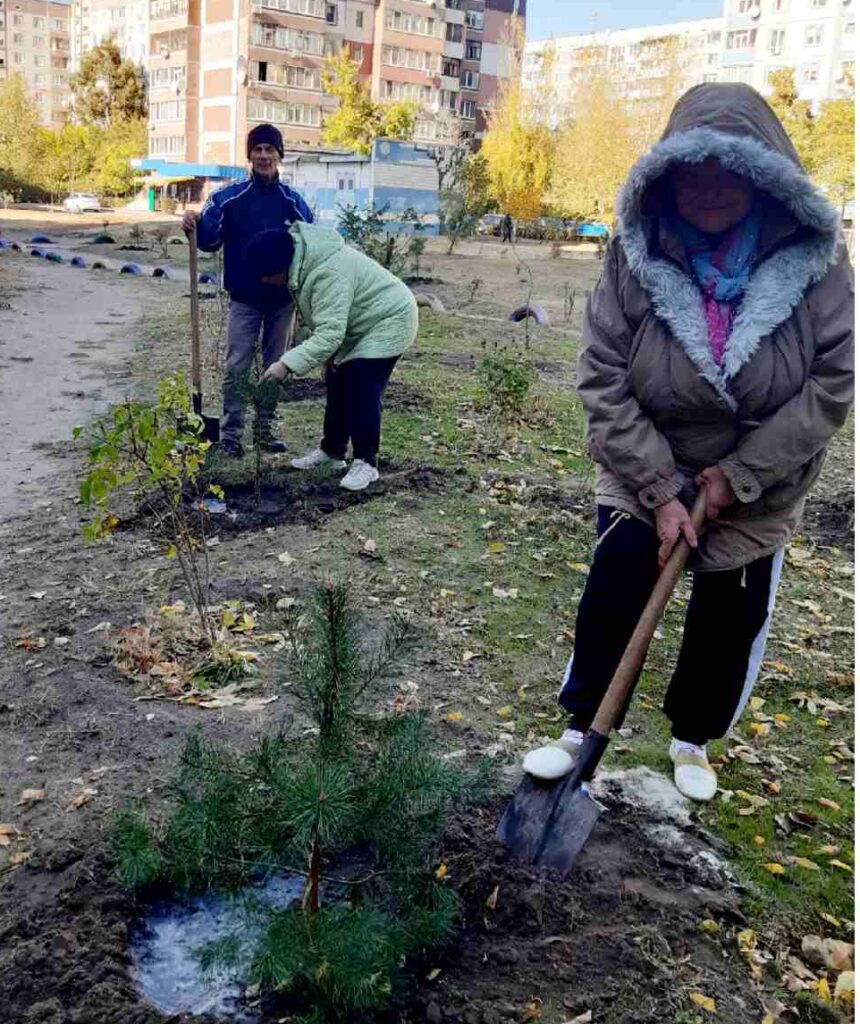 В Кам'янському активні містяни долучаються до впорядкування міста - ФОТО