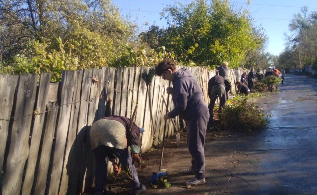 В Кам'янському активні містяни долучаються до впорядкування міста - ФОТО