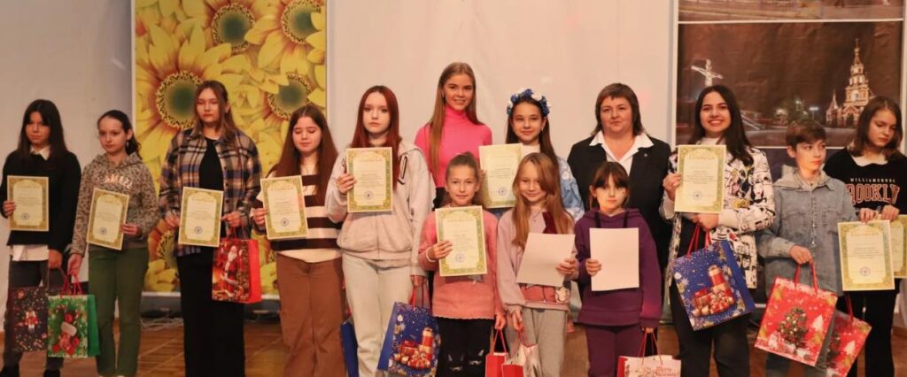 В Кам'янському нагородили переможців конкурсу дитячого малюнку - ФОТО