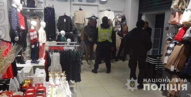 Хотів приодягтись задарма: в Дніпрі чоловік поцупив одяг з крамниці, надягнув його в приміряльні
