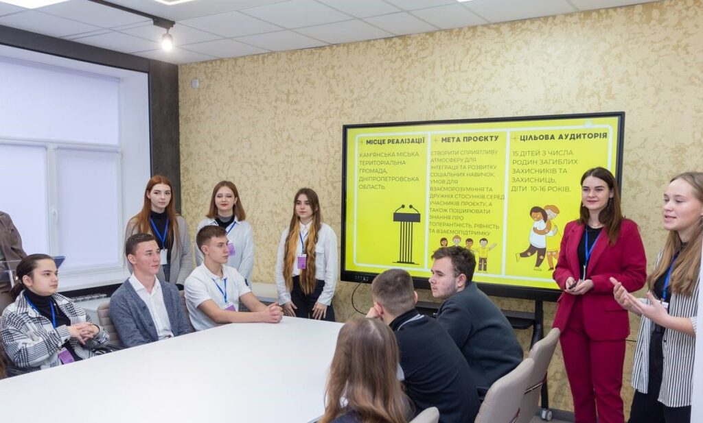 Представники активної молоді Кам'янського презентували свої соціальні проєкти - ФОТО