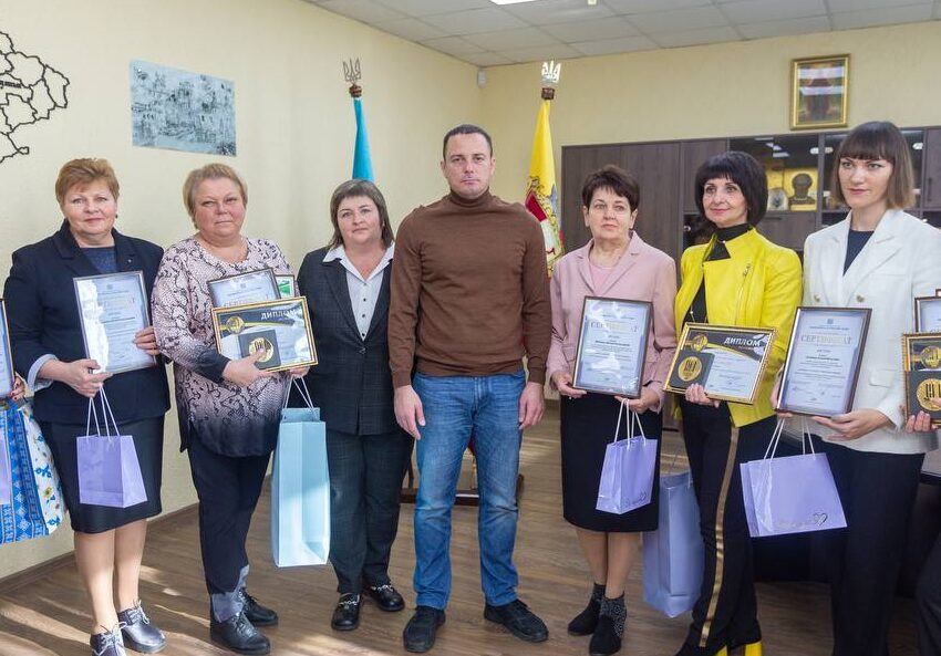 Мер Кам’янського нагородив освітян, що представляли місто на міжнародній виставці інновацій