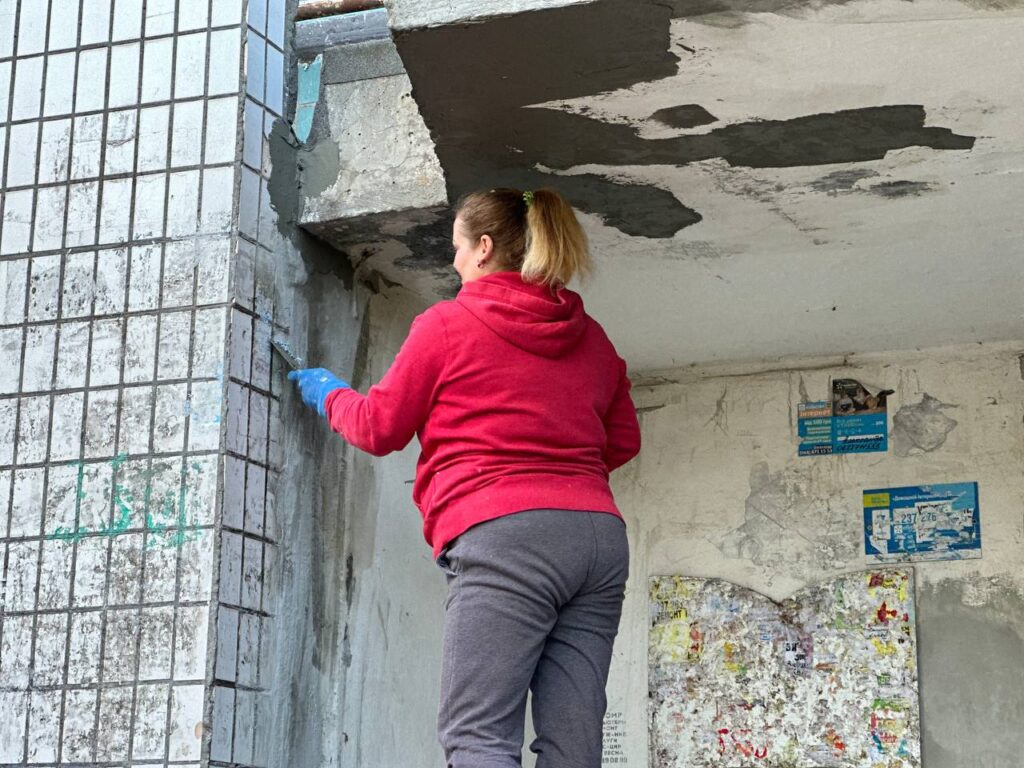 В Кам'янському комунальники продовжують виконувати роботи по заявках мешканців - ФОТО