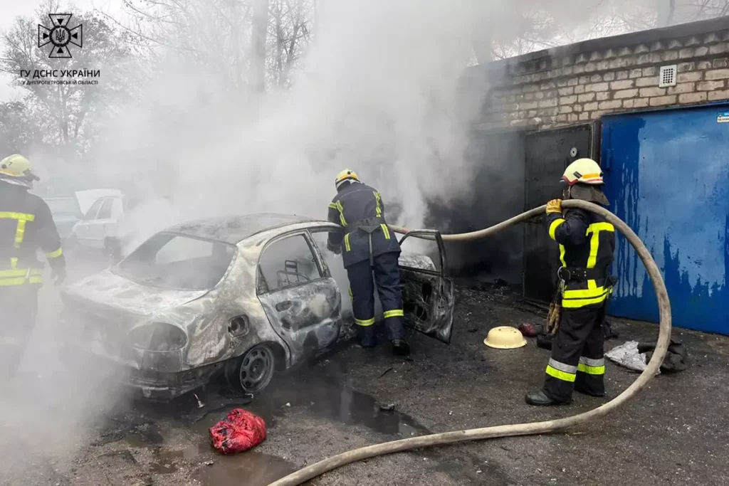 В Заводському районі Кам'янського сталась пожежа в гаражі, травмований чоловік - ФОТО