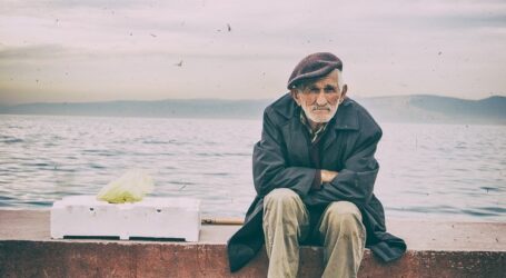Шкода від самотності дорівнює викурюванню майже пачки сигарет на день: у ВООЗ назвали нову глобальну загрозу