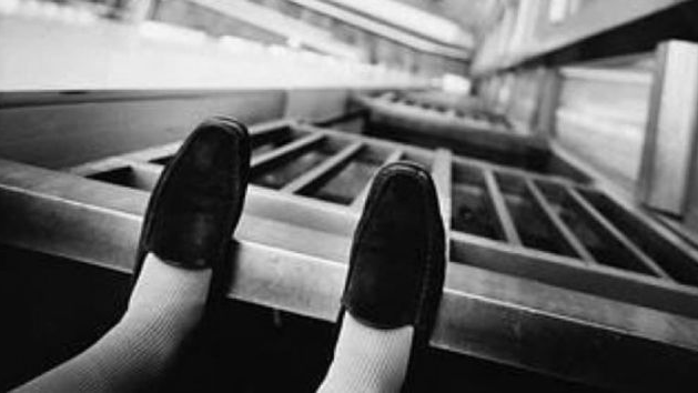 Хотіла стрибнути з даху 14-поверхівки: в Кам’янському поліційна змогла запобігти самогубству дитини