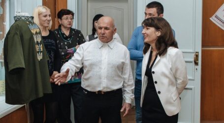 Майстер української вишивки з Донеччини, що мешкає в Кам’янському, представив свої роботи на виставці у Дніпрі