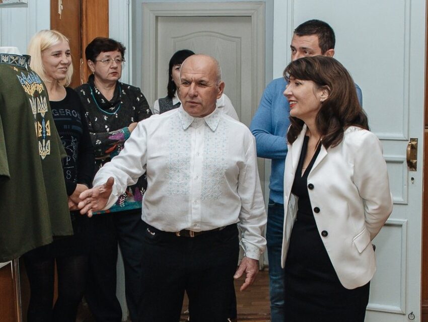 Майстер української вишивки з Донеччини, що мешкає в Кам’янському, представив свої роботи на виставці у Дніпрі