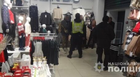 Хотів приодягтись задарма: в Дніпрі чоловік поцупив одяг з крамниці, надягнув його в приміряльні