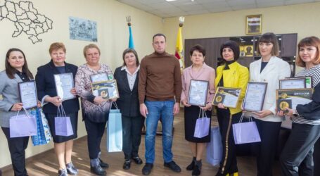 Мер Кам’янського нагородив освітян, що представляли місто на міжнародній виставці інновацій