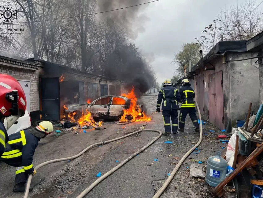 В Заводському районі Кам’янського сталась пожежа в гаражі, травмований чоловік