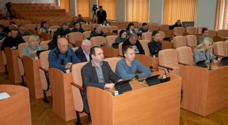 Перерозподіл бюджету, підтримка військових та підприємницька діяльність – основні питання сесії Кам’янської міськради