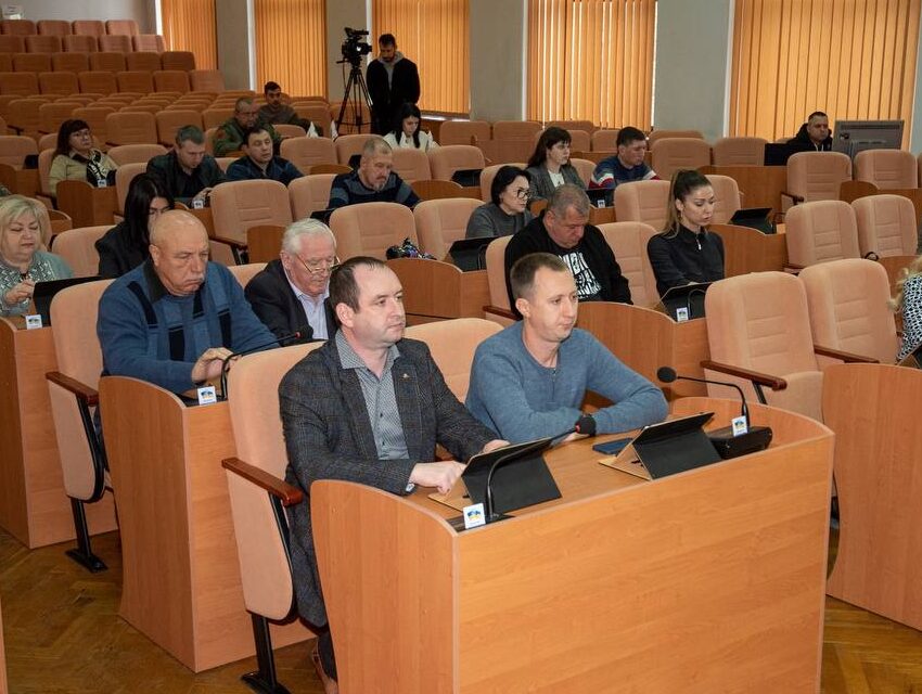 Перерозподіл бюджету, підтримка військових та підприємницька діяльність – основні питання сесії Кам’янської міськради
