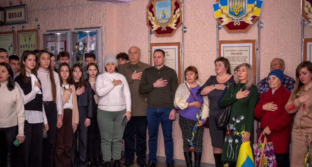 В Кам'янському ліцеї №3 відкрили меморіальну дошку на честь загиблих у війні випускників закладу - ФОТО