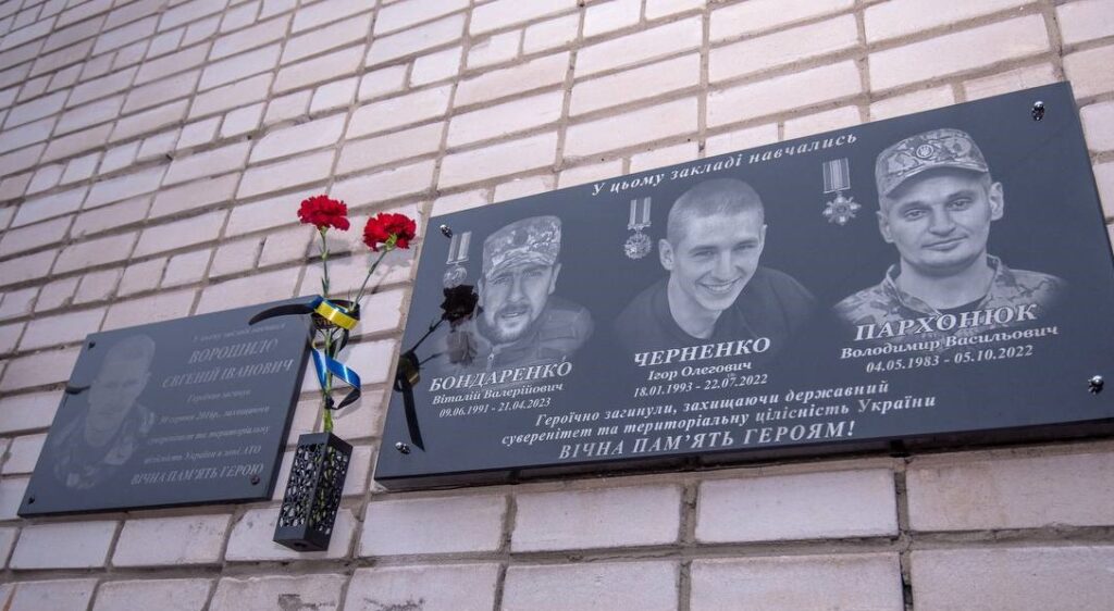 В Кам'янському ліцеї №3 відкрили меморіальну дошку на честь загиблих у війні випускників закладу - ФОТО