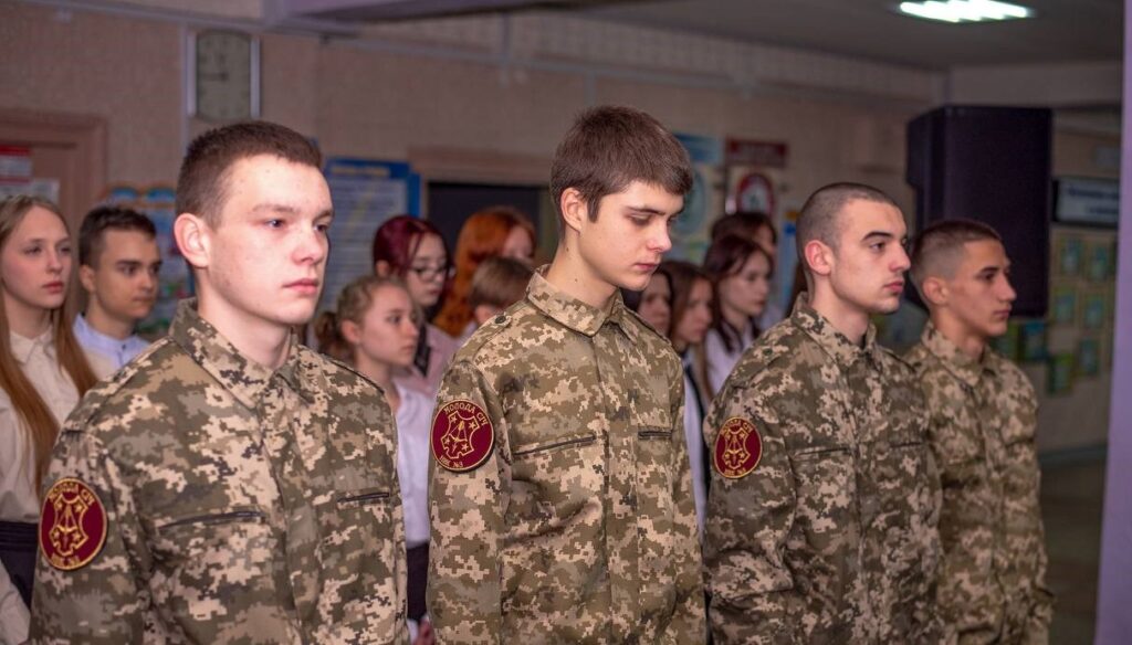 В Кам'янському ліцеї №3 відкрили меморіальну дошку на честь загиблих у війні випускників закладу - ФОТО