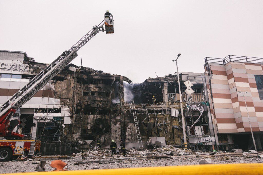 Вже відомо про шість загиблих через ракетну атаку по Дніпру - ФОТО