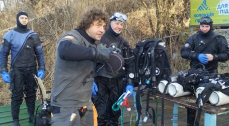 На Дніпропетровщині встановили ялинку на глибині 30 метрів під водою