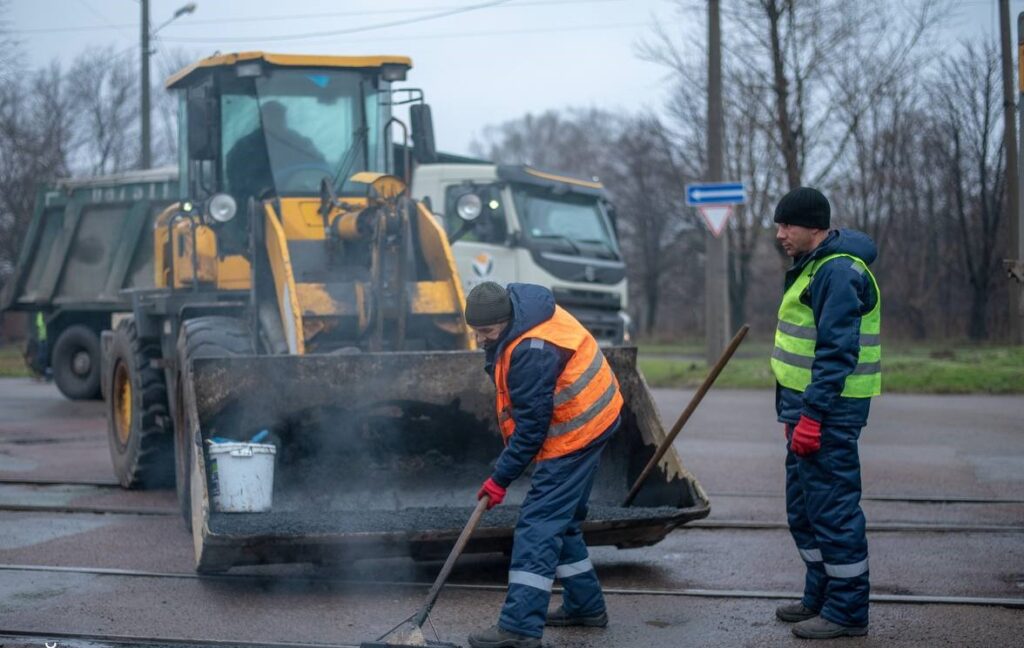 В Кам'янському триває ремонт головних автошляхів міста - ФОТО