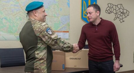 Мер Кам’янського передав військовим два комп’ютери від громади міста