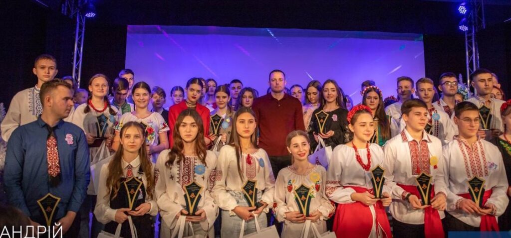В Кам'янському за активну діяльність нагородили лідерів учнівського самоврядування - ФОТО
